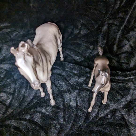 Breyer Classics - Grey Thoroughbred + foal - Picture 2 of 4